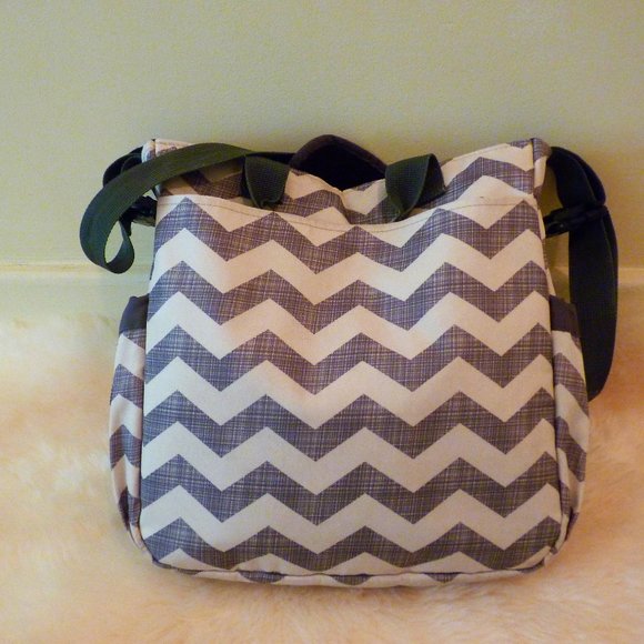 Skip Hop Diaper Bag w/Shoulder Strap & TWO What to Expect Books - Picture 3 of 10